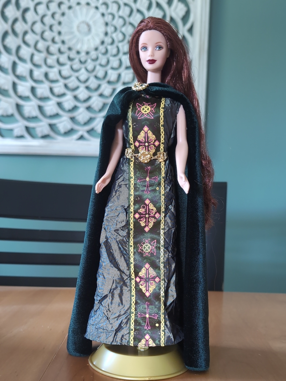 Dolls Of The World Princess Of Ireland Barbie - Picture 4 of 7